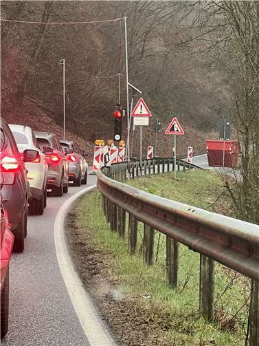 Keine Pause bei der Ampelregelung auf der L 255 an der Laubachsmühle auch während der Ruhephasen – die Sicherheit der Fahrradfahrer und der Platzbedarf der Baufirma gehen vor.  Foto: Martin Boden/Kreisverwaltung Neuwied