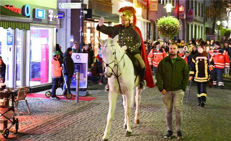 Keine „Personalprobleme“ kennt man in der Kernstadt, wo der Zug ganz traditionell von einem Darsteller des Heiligen hoch zu Ross angeführt wurde.