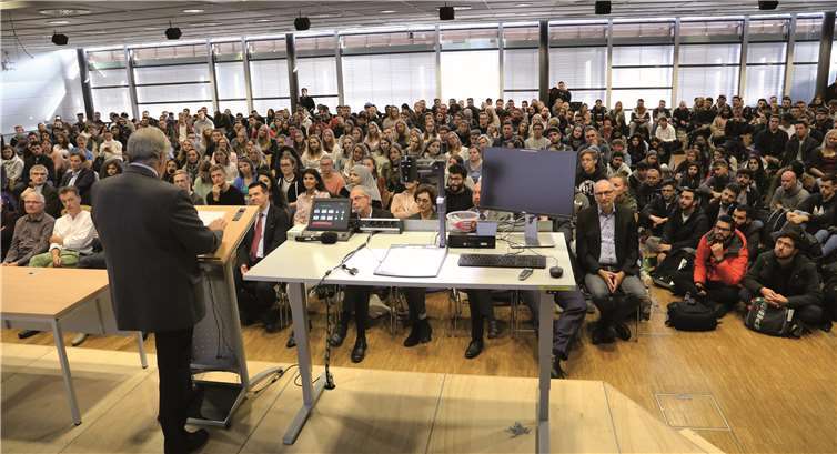 Keine Plätze mehr im Audimax: Der Vizepräsident der Hochschule Koblenz, Prof. Dr. Dietrich Holz begrüßte die Erstsemesterstudenten. Susanne Dröppelmann