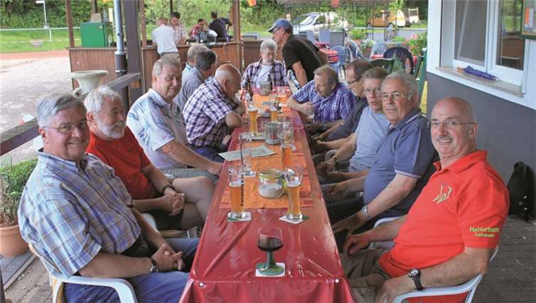 Keine Wanderung ohne Rast: Coach Willi hatte ausreichende Ruhepausen für die TSV-Gruppe eingeplant.privat