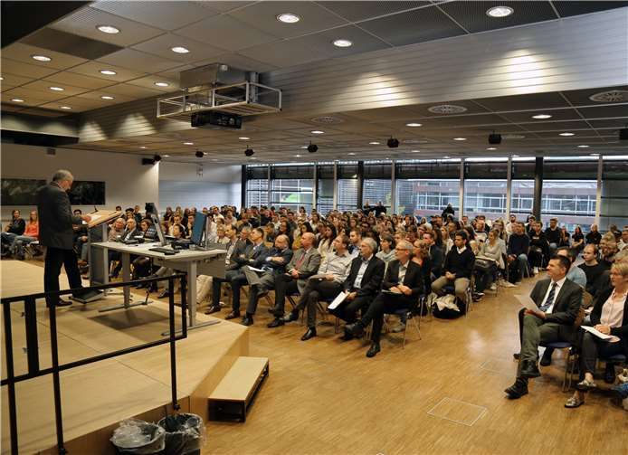 Keine freien Plätze im Audimax: Der Vizepräsident der Hochschule Koblenz, Professor Dr. Dietrich Holz begrüßte die Erstsemesterstudiereden des RheinAhrCampus.Foto: Daniela Müller