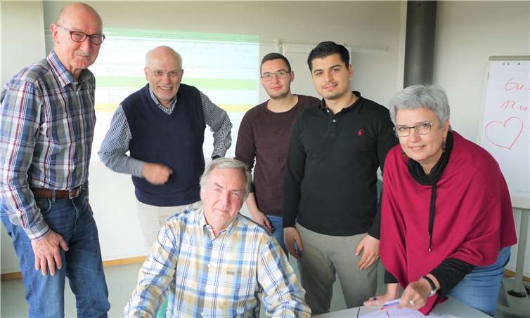 Keine leichte Arbeit für die Jury beim Rotary-Schülerwettbewerb (v.l.): Hans Werner Rieck, Meinolf Gerstkamp, Dr. Dietrich Holz, Max Kremer und Josef Jabali sowie Karin Jung. Foto: privat