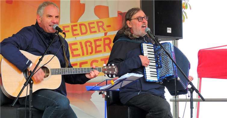 Keine wilden Pferde, sondern die fabelhaftenMusiker Christian Hecker (li.) und Josef Loupwärmten das Publikum mit Hits zum Mitsingen.