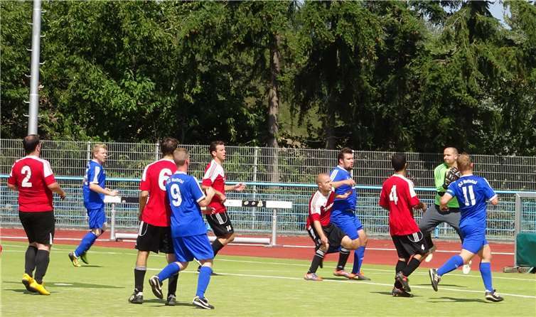 Keinen guten Lauf hat zur Zeit die 2. Mannschaft. Sie bedrängt, wie in dieser Szene, sehr oft erfolglos das gegnerische Tor.Privat