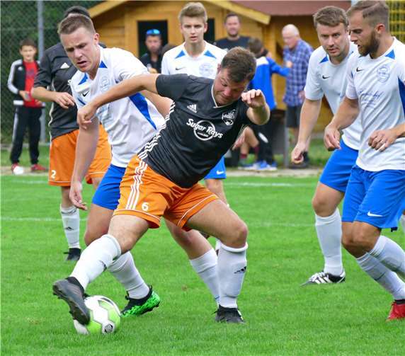 Keinen leichten Stand hatten die SG-Akteure im Saison-Eröffnungsspiel, so wie hier Niklas Pistono, der gleich von vier Niederberger Spielern angegriffen wird. Foto: Michael Wald