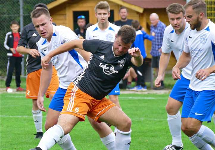 Keinen leichten Stand hatten die SG-Akteure im Saison-Eröffnungsspiel, so wie hier Niklas Pistono, der gleich von vier Niederberger Spielern angegriffen wird. Foto: Michael Wald