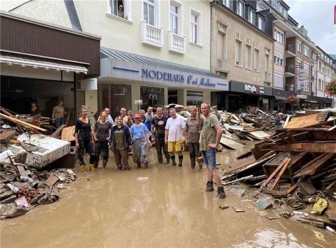 „Keiner wurde gerufen und trotzdem waren alle da“ – das Team der Verbandsgemeinde bei den Aufräumarbeiten kurz nach der Flutkatastrophe im Ahrtal vor dem Modegeschäft „C’est Madame“ in der Poststraße in Bad Neuenahr.  Fotos: VG Mendig