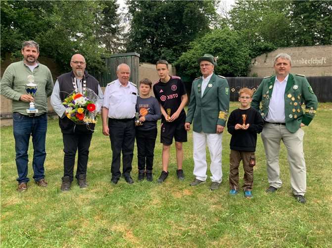 Kell. Alle Würdenträger des Königsschießens in Kell (von links nach rechts): Junggesellenkönig Frederik Rausch, Schützenkönig Manuel Limpbrecht, Scheibenkönig Johannes Fettweis, Max und Julian Wagner (Jugendpreis), erster Brudermeister Reinhard Hauter, Malte Müller 3. Jugendpreis und der ehemalige König Helmut König. Es fehlt Thomas Müller, 2. Scheibenpreis. Foto: privat