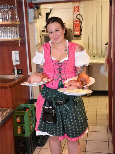 Kellerin Ina versorgte die Gäste mit frischen Haxn.