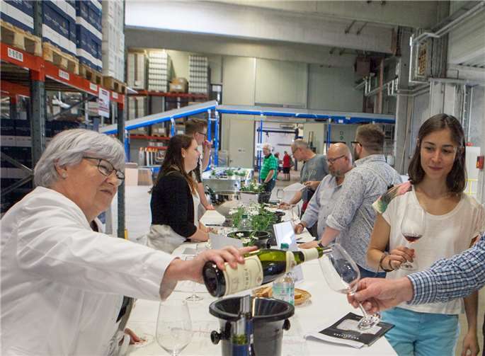 Kellermeister Markus Hallerbach ließ es sich nicht nehmen, gemeinsam mit Gästen des „Tages des offenen Weinkellers“ im Weingut Brogsitter die edlen Burgunderweine zu probieren und sein Wissen zur Verfügung zu stellen.Jost