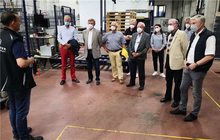 Kellermeister der Firma Brogsitter M.M. Quitsch, RC-Mitglieder Robert Batkiewicz, Dr. Heinz Krönke, Achim Fischer, Präsident Dr. Ulf Konrads, Lutz Feld, Hanna Donate, Dr. Carl Meinke, Volker Hahn, Dieter Zimmermann (v.li.)Foto: Rotary Club Bad Neuenahr-Ahrweiler