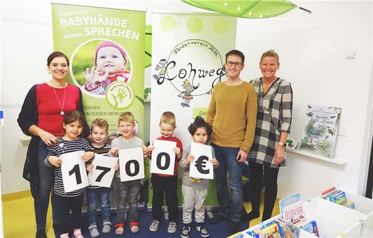 Kelly Malottke, Christopher Cullmann, Stefanie Schmidt mit den Kita-Kindern in der neuen Lernwerkstatt und Bücherei.