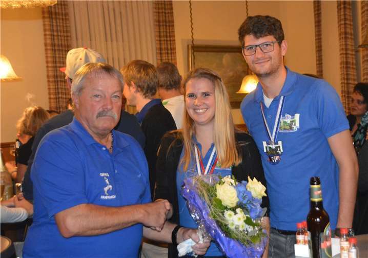 Kempenichs GKKG-Vorsitzende Winfried Schäfer überreicht einen Blumenstrauß an das Prinzenpaar Patrick I. vom Sonnenhang und Katharina I. vom Heidehimmel.