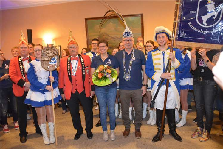 Kempenichs GKKG geht mit Witz in die neue Session! Jörg Radermacher, Winni Schäfer, Petra und Uwe Witz und die neue Vereinsfahne.Fotos: BE