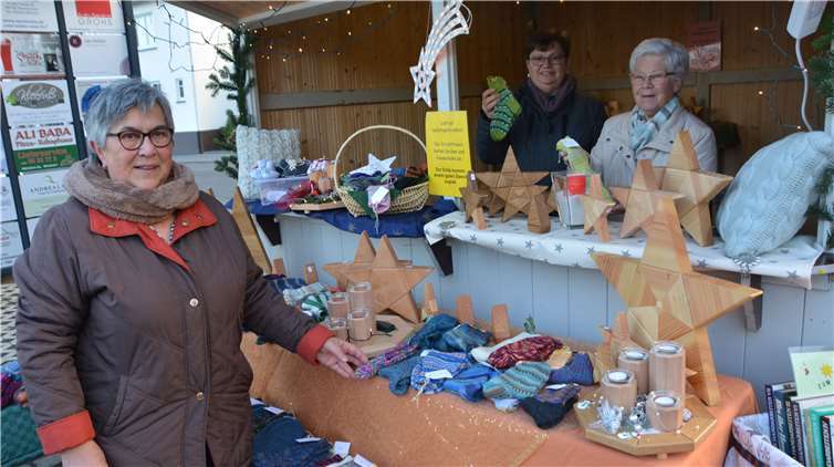 Kempenichs Strickfrauen habenwieder fleißig für soziale Projekte gestrickt.