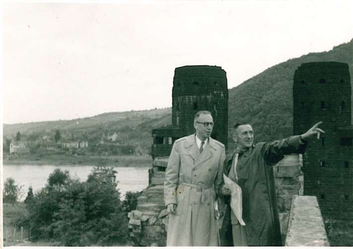 Ken Hechler (links) mit Wilhelm Bratge vor dem Brückenkopf in Remagen.  Friedensmuseum Remagen/Sammlung Bratge