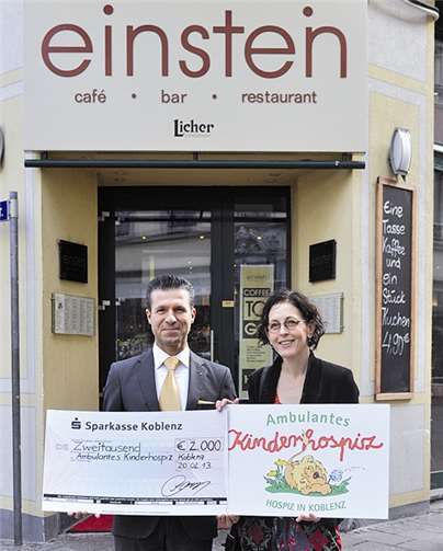 Kenan Tayhus übergibt den „Scheck“ an das Kinderhospiz.privat