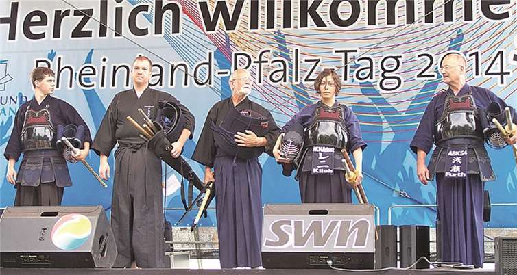 Kendo in höchster Vollendung Kendoka jeden Alters und Geschlechts aus Ahrbrück präsentierten ihre Sportart in Neuwied auf dem diesjährigen Rheinland-Pfalz Tag. privat