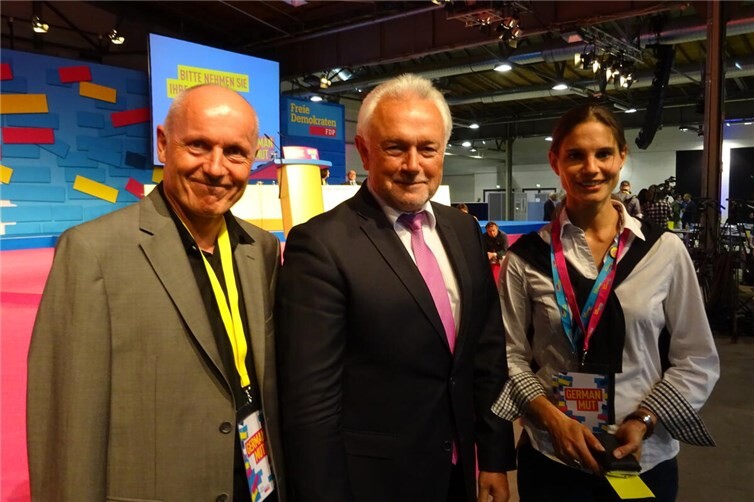Kennen sich schon länger: Ulrich van Bebber, Wolfgang Kubicki und Christina Steinhausen bei einem Bundesparteitag 2015