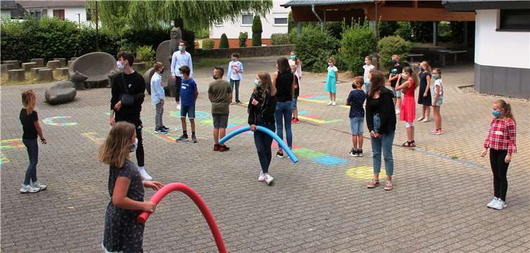 Kennenlernspiele mit Mindestabstand wandelten das „Kribbeln im Bauch“ in Vorfreude auf die neue Schule. Foto: privat