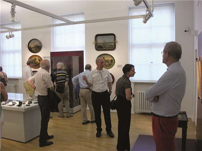 Kenner von Lackkunst-Objekten besichtigen die Ausstellung „Reinheit, Feuer & Glanz - Stobwasser und Roentgen. Kunsthandwerk von Weltrang“. privat