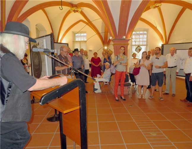 Kenneth-Edward Swinscoe begrüßte die Gäste der Vernissage.