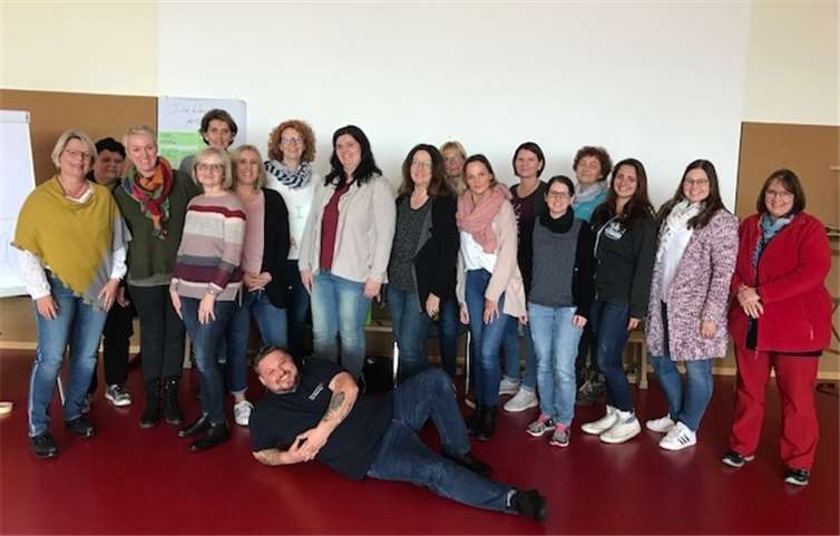 Kenntnisse über lebensrettende Sofortmaßnahmen und die Grundsätze der Wundversorgung wurden unter der Leitung von Marco Emmerich aufgefrischt. Foto: privat