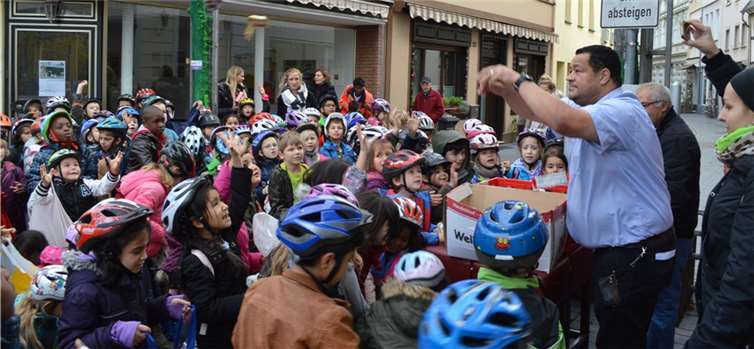 Kenny Heydecke, Wirt von der Krone und Fiddler´s Green, ließ die süßen Leckereien zweier großer Kartons auf die Kinder niederregnen und sang gemeinsam mit ihnen „Hillejet zante Määtes“. AB