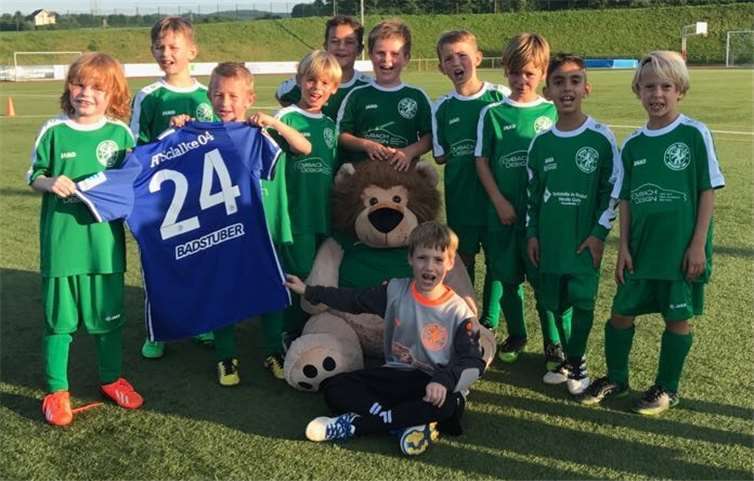 Kenny R., Dennis K., Marlon C., Collin S., Maurice L., Luca E., Noel R., Ben K., Musa Y., Paul H. und Benjamin W. freuen sich über den Sieg im Derby. privat