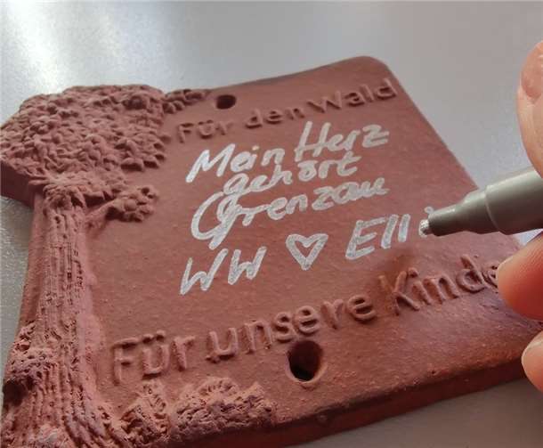 Keramik der Baumpatenschaften.