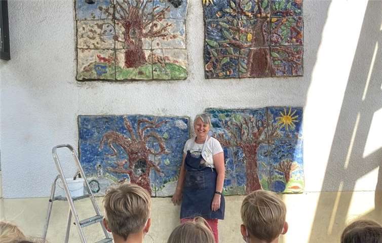 Keramikfachfrau Christiane Weniger vor dem großen Wandrelief. Fotos: privat