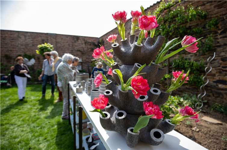 Keramische Objekte und Gefäße zeigte Frank Schillo im schönsten Sonnenschein im Garten.