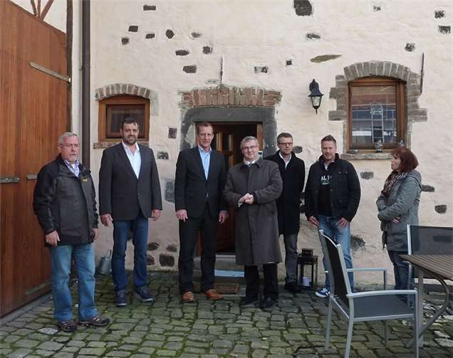 Kerben ist gut aufgestellt, wie Landrat Dr. Alexander Saftig (Mitte) mit Ortschef Helmut-Eberz, Bürgermeister Maximilian Mumm (2. und 3. v. l.) sowie den Mitgliedern des Gemeindesrats (v. l.). Udo Jennewein, Markus Schneider, Dirk Drexler und Rosi Adams feststellte. privat
