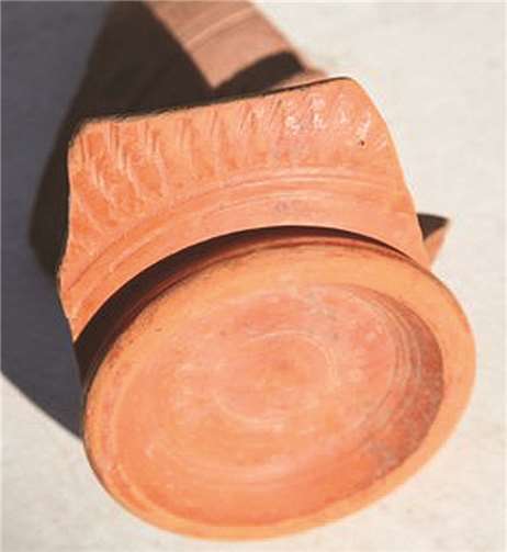 Kerbschnitt verzierter Bodenscherben von Engobeware (Terra Sigillata Plagiat).