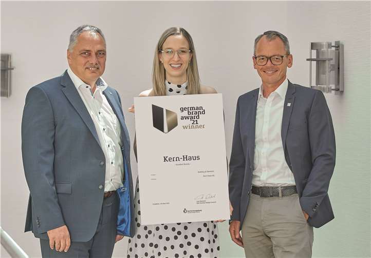 Kern-Haus freut sich über den German Brand Award 2021: Frank Krämer (Leiter Technik Kern-Haus AG), Marketingleiterin Laura Welling sowie Bernhard Sommer (Vorstandsvorsitzender der Kern-Haus AG) (v. l., Anwesende vor Fotoaufnahme negativ auf COVID-19 getestet). Foto: privat