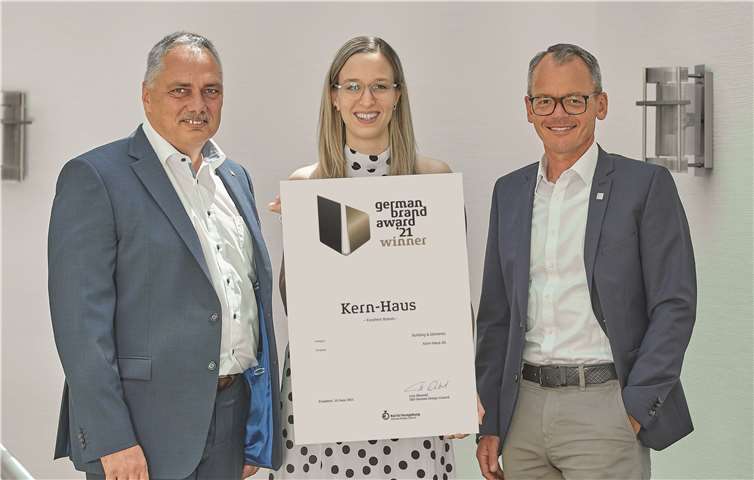 Kern-Haus freut sich über den German Brand Award 2021. Auf dem Foto: Frank Krämer (Leiter Technik Kern-Haus AG), Marketingleiterin Laura Welling sowie Bernhard Sommer (Vorstandsvorsitzender der Kern-Haus AG) (v. l., Anwesende vor Fotoaufnahme negativ auf COVID-19 getestet). Foto: Kern-Haus