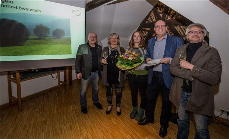 Kerstin Ax gestaltete den Katalog, der ausführlich über die Künstler, ihre Werke und die Ausstellungsorte informiert. Sie bekam Blumen für ihr Engagement.EP