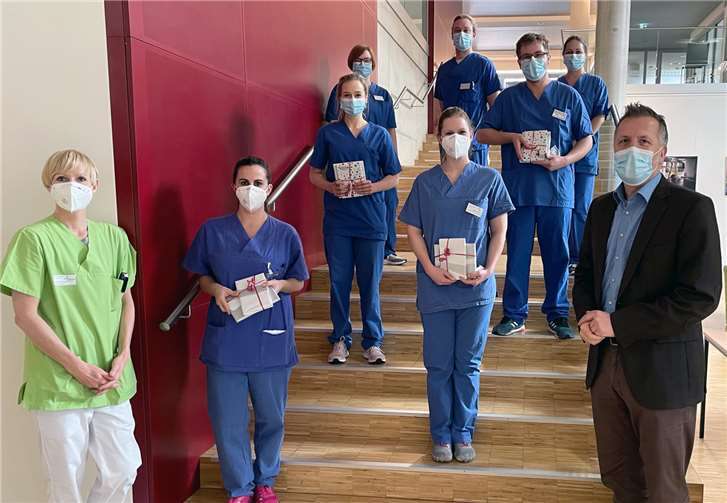 Kerstin Bornhofen, Stationsleitung der Kinderintensiv (links außen) und der Pflegedirektor Oliver Schömann (rechts außen), gratulierten zum erfolgreichen Abschluss der pflegerischen Fachweiterbildung mit einem kleinen Präsent Vivienne Fanni, Karina Schmidt, Svenja Pöschel und Marvin Günter (von links). Während der Weiterbildung wurden die Absolventen fachlich tatkräftig unterstützt und begleitet von Annika Zuehlke, Daniel Dehnert, stellvertretende Stationsleitungen der Allgemeinen Intensivstation und Daniela Kroth, stellvertretende Leitung der Kinderintensiv (letzte Reihe von links). Foto: privat