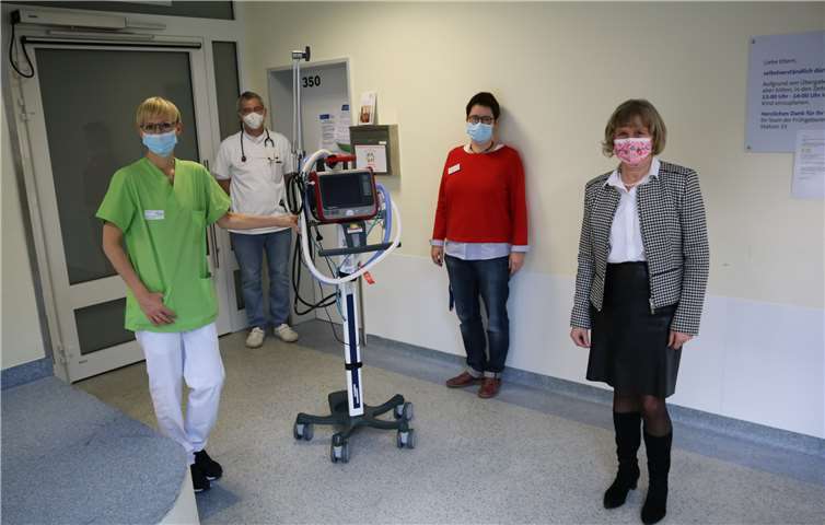 Kerstin Bornhofen (links), die Leiterin der Kinderintensivstation, und Chefarzt Dr. Michael Ehlen freuten sich über das neue Beatmungsgerät, das ihnen Ulrike Börder-Sauerbrei (rechts) und Elisabeth Paffhausen, beide Vorstandsmitglieder des Fördervereins „Sonnenschein“, nun übergaben. Foto: Marienhaus