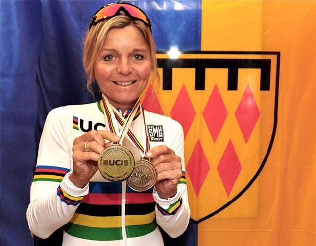Kerstin Brachtendorf, eine stolze Weltmeisterin,mit den Auszeichnungen Gold und Bronze. Fotos: BS