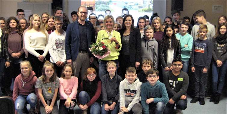 Kerstin Brachtendorf mit den Schülerinnen und Schülern. privat