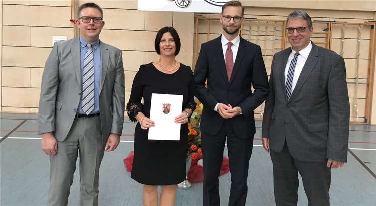 Kerstin Eichmann ist nun auch offiziell Schulleiterin der Eisenbachtal-Grundschule in Girod. Zur Ernennung gratulierten (v.l.) Schulrat René Schermuly, Bürgermeister Richter-Hopprich und der Erste Beigeordnete Andree Stein von der Verbandsgemeinde Montabaur. (Bild: Eisenbachtal-Grundschule). Foto: Verbandsgemeinde Montabaur