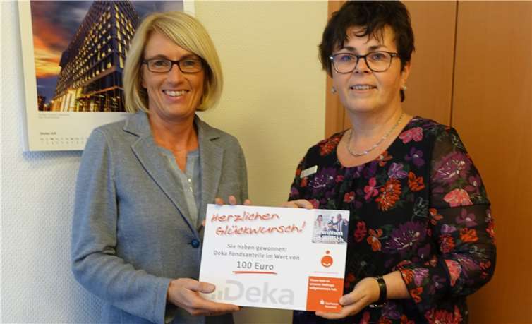 Kerstin Eppers, Vermögensberaterin, durfte der Gewinnerin aus Heimbach-Weis ihren Preis geben. Privat