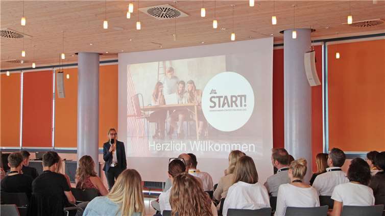 Kerstin Erbe, als dm-Geschäftsführerin verantwortlich für das Ressort Produktmanagement und ebenfalls Mitglied der Jury ist sich sicher: „Unser dm-Sortiment kann auch auf diesem Weg von innovativen Produkten differenziert weiterentwickelt werden. Arthen Kommunikation GmbH