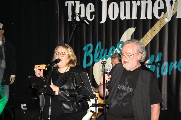 Kerstin Kagel und Gerd Querbach performten die legendären Songs des britischen Ausnahmekünstlers mit ihrem Gesang.