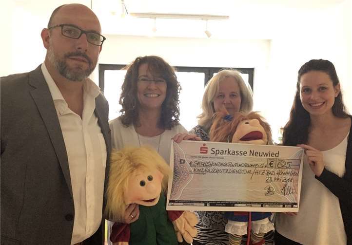 Kerstin Müller (2.v.r) und Christina Sperber (2.v.l.) vom KinderSchutzDienst freuten sich über den Scheck, überreicht von Alexander Seher und Lara Freymann von „Sonepar“. privat