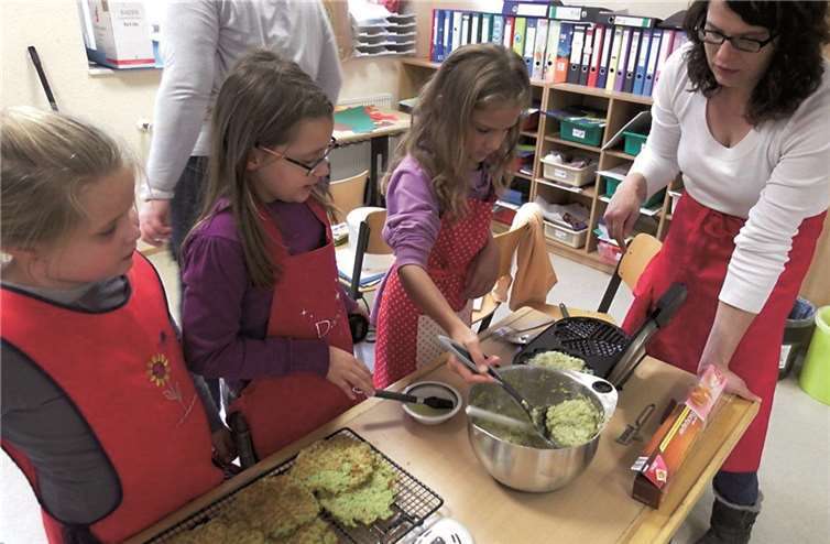 Kerstin Pleuger ging den Kindern zur Hand, als sie aus einem zuvor selbst hergestellten Teig knusprige Kartoffelwaffeln backten.