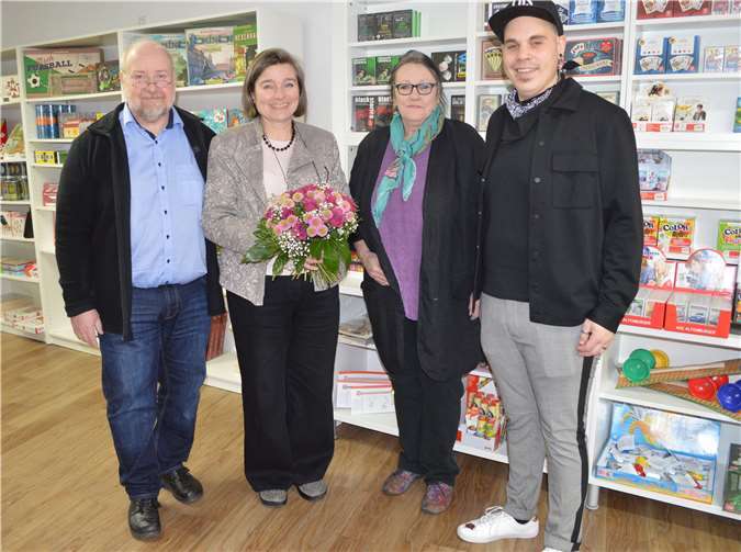 Kerstin Sievert mit Ehemann Peter (li.) und die beiden Mitarbeiter bei der Neueröffnung.Foto: AB