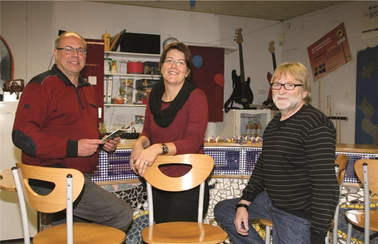 Kerstin Wesely und Manni Kraus blicken auf 50 Jahre HoT zurück - Pfarrer Herbert Lucas (links) bespricht mit Wesely den Gottesdienst zur Jubiläumsfeier am 31. Oktober.