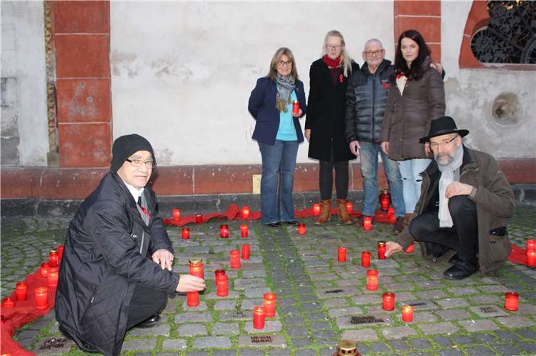 Kerzen als Zeichen der Solidarität im „Denkraum“ an der Nordseite der Liebfrauenkirche: In der Installation sind Steine mit Namen von Menschen, die an AIDS gestorben sind. Privat